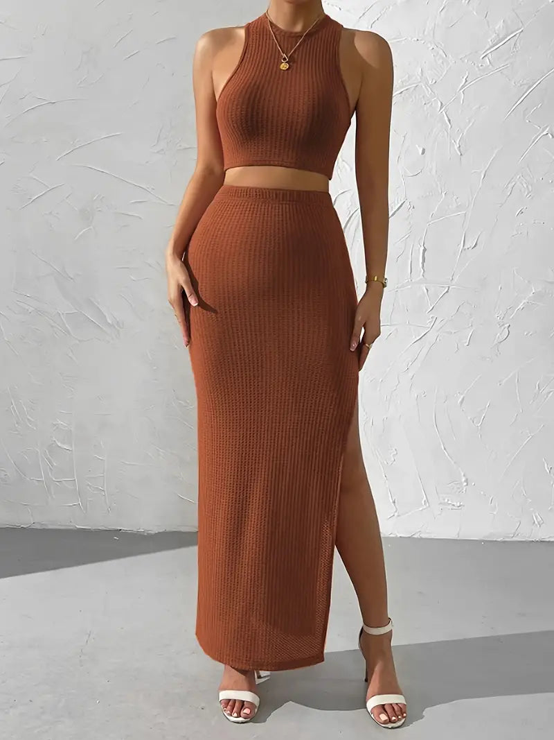 Stilla | Strikoutfit med ærmeløs crop-top og lang nederdel