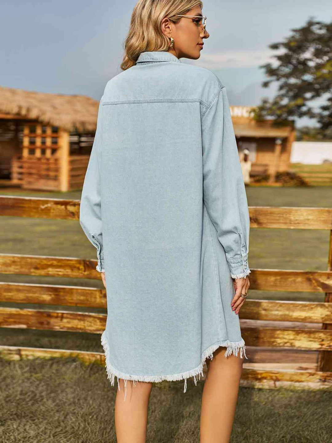 Stilla | Kravehals rå kant denimkjole