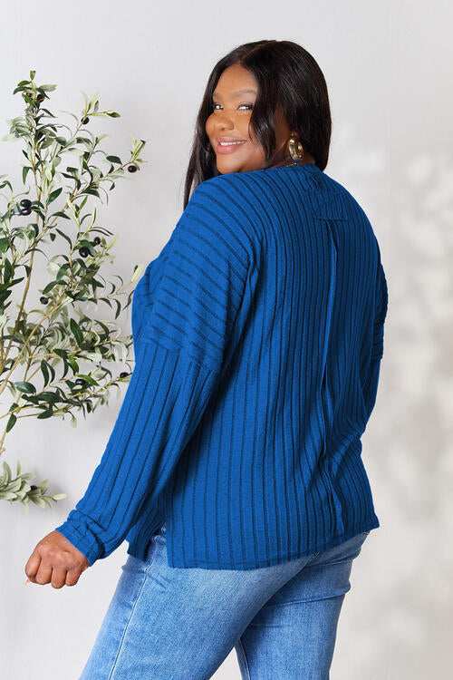 Stilla | Bae Full Size Ribbet Rund Hals Slids Strik Top