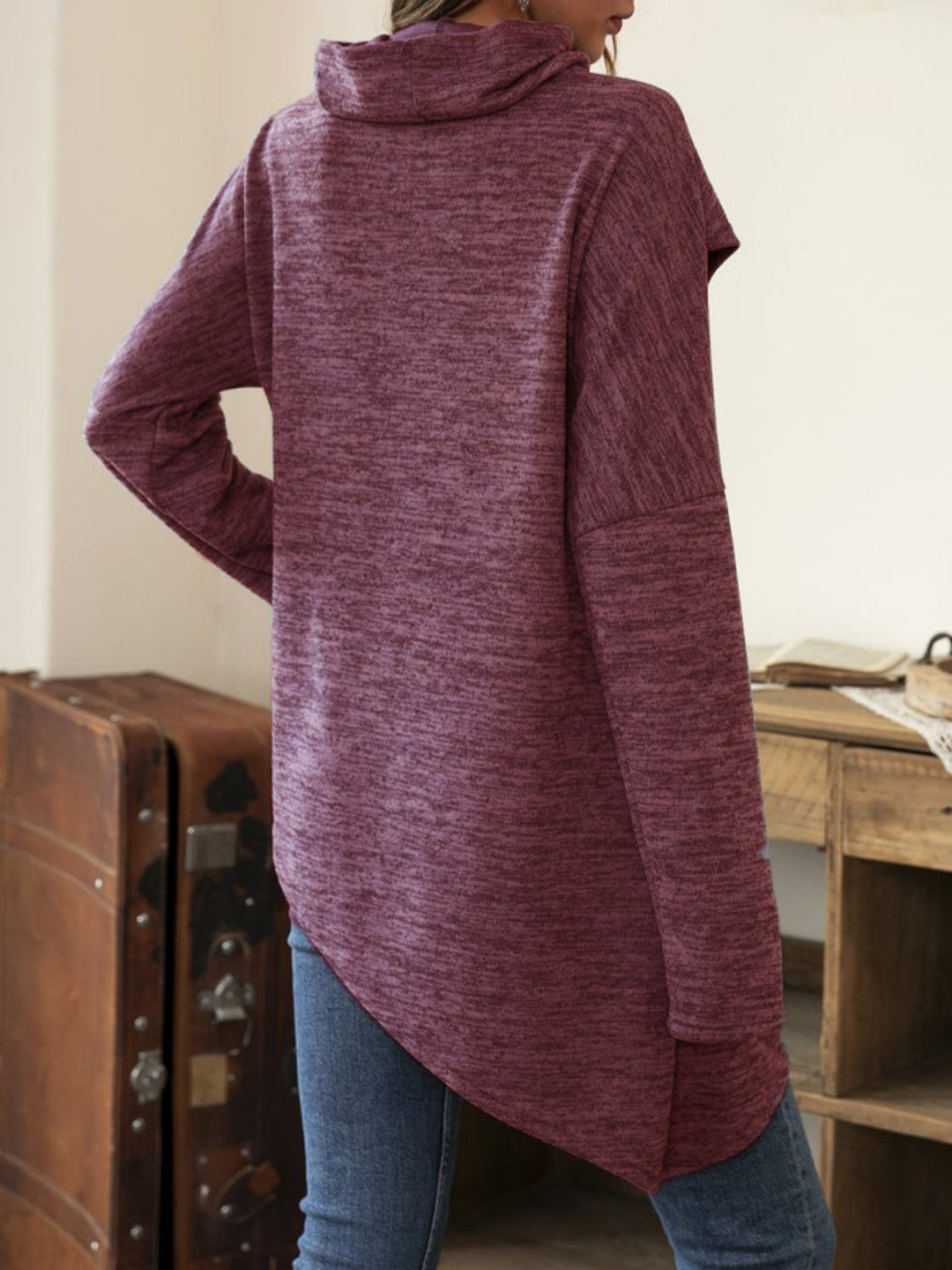 Stilla | T-shirt med lange ærmer og asymmetrisk søm samt muslingekant