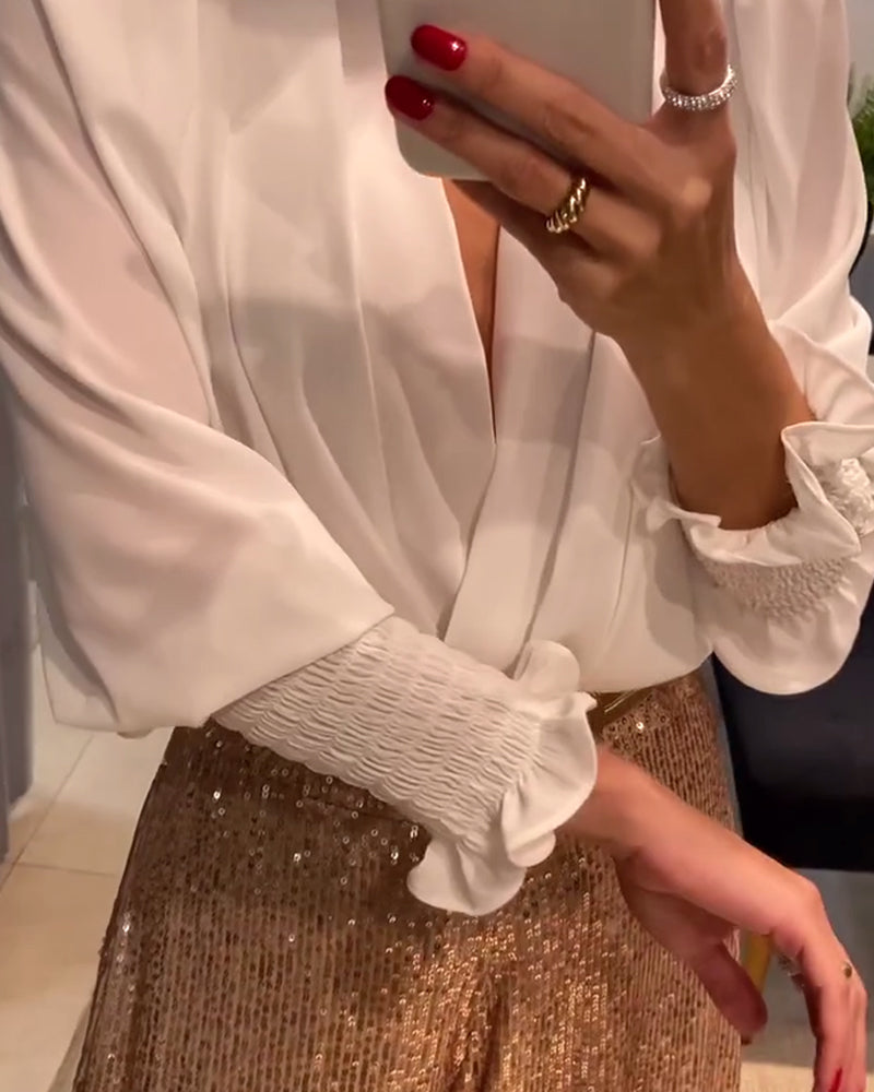 Stilla | Elegant Enfarvet Bluse med V-Udskæring og Lanterneærmer
