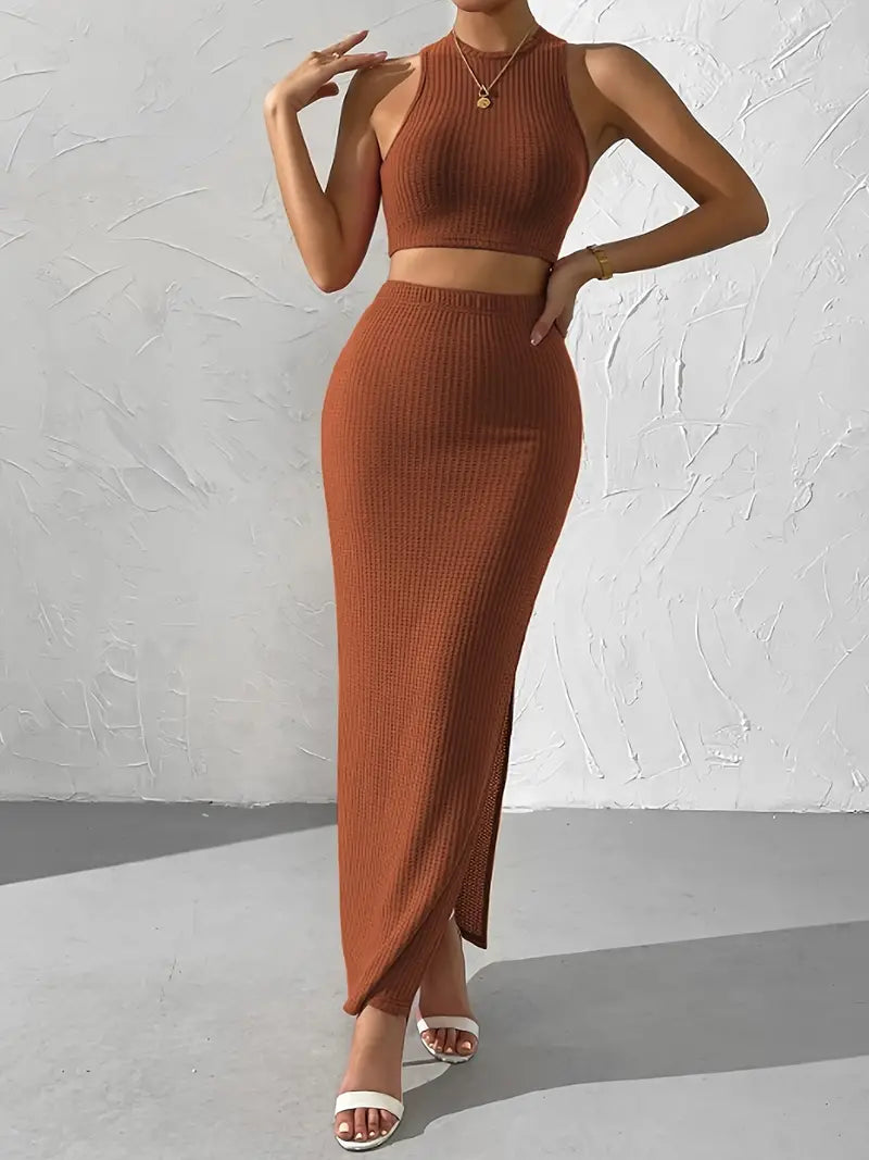 Stilla | Strikoutfit med ærmeløs crop-top og lang nederdel