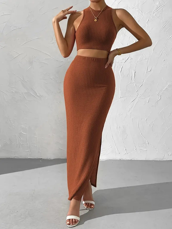 Stilla | Strikoutfit med ærmeløs crop-top og lang nederdel