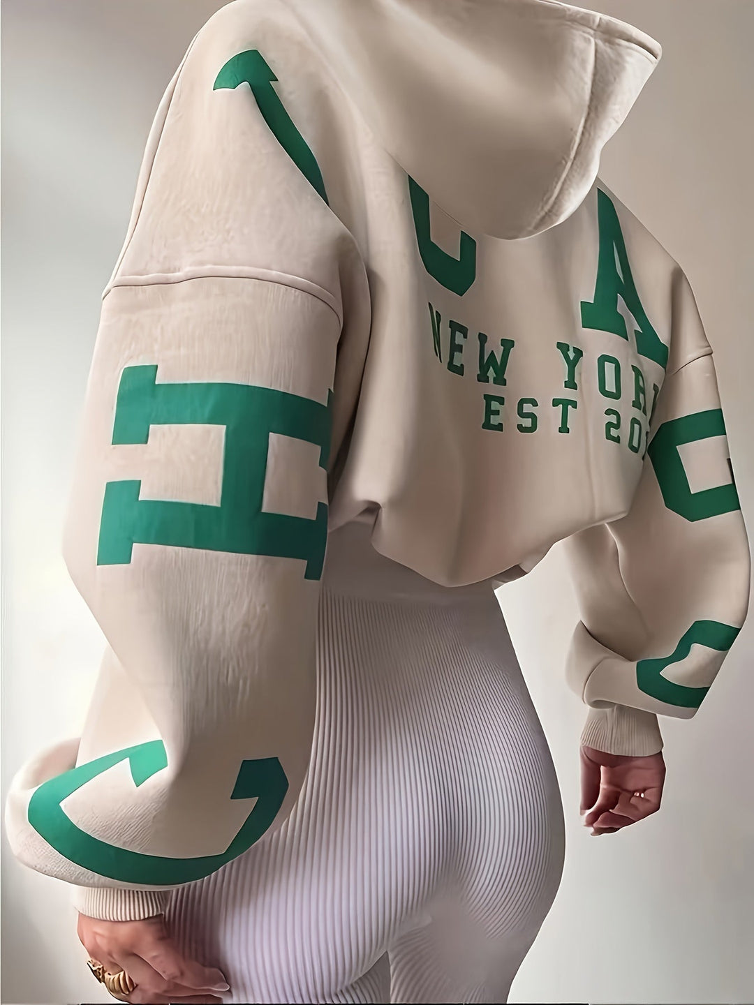 Stilla | Over størrelse hoodie med trykt bogstav og faldende skuldre