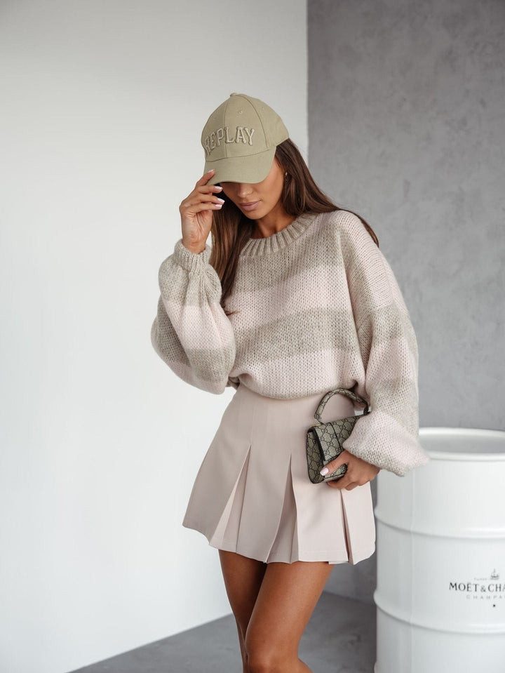 Stilla | Lys, Let Strikket Sweatshirt med Løse Ærmer