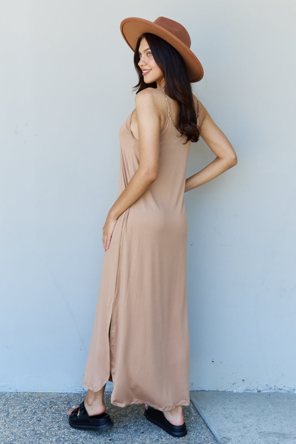 Stilla | Good Energy Full Size Cami Side Slit Maxi Kjole I Camel