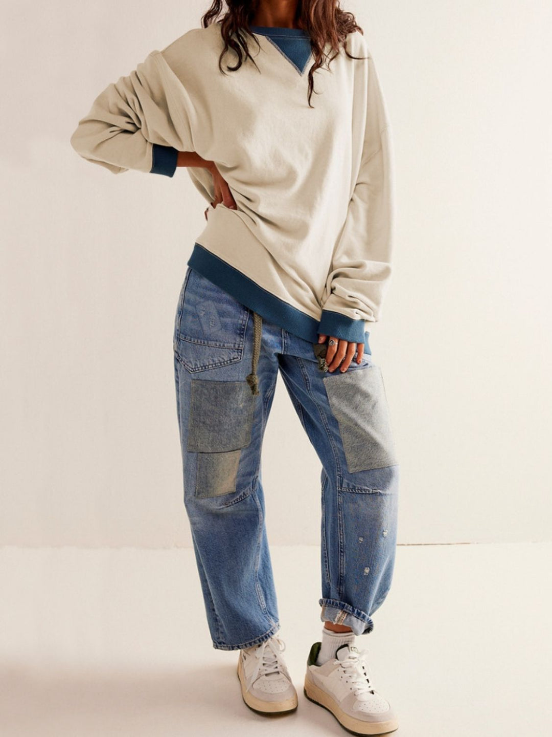 Stilla | Sweatshirt Med Kontrastfarvede Lange Ærmer og Nedfaldende Skuldre