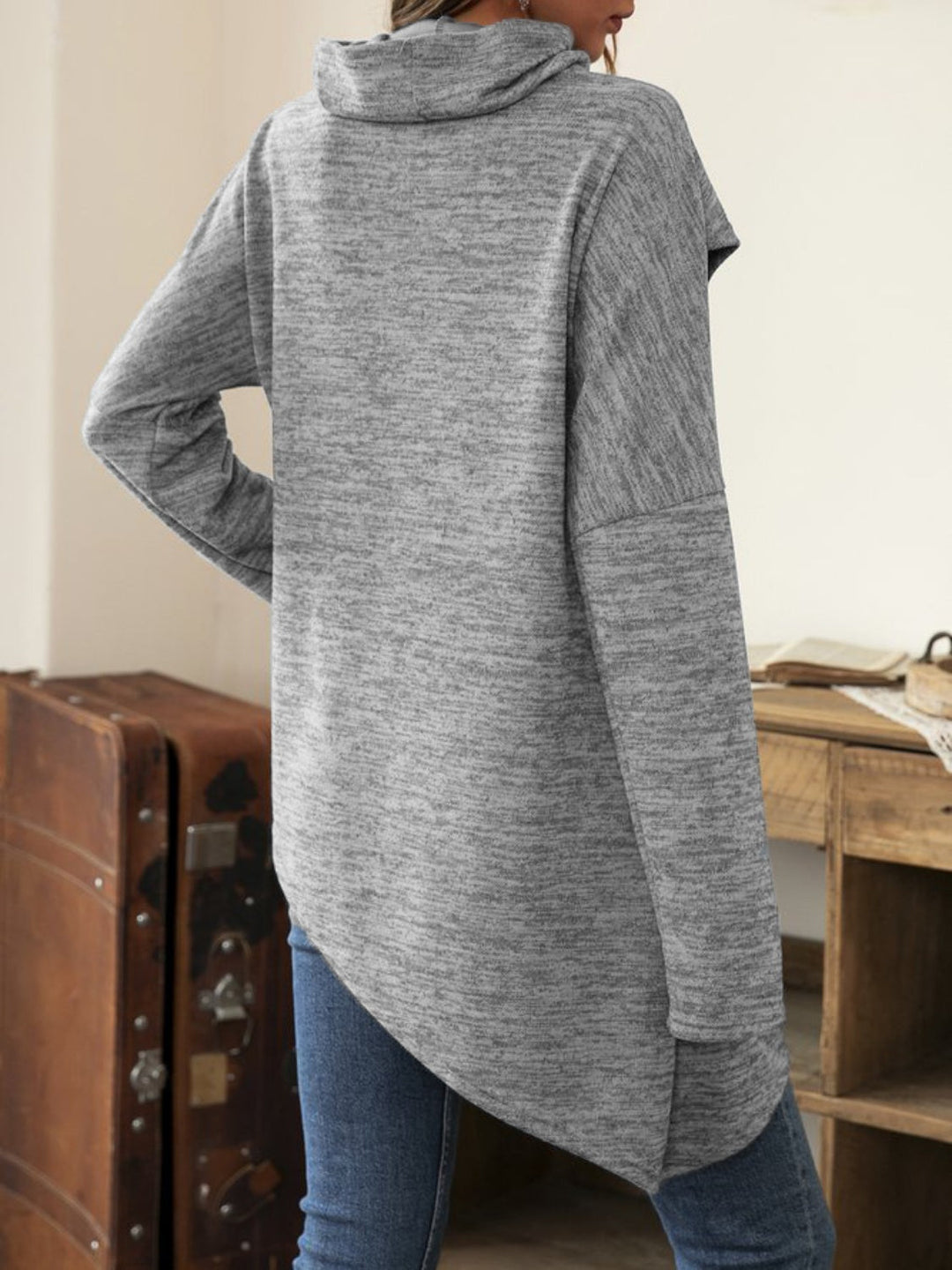 Stilla | T-shirt med lange ærmer og asymmetrisk søm samt muslingekant