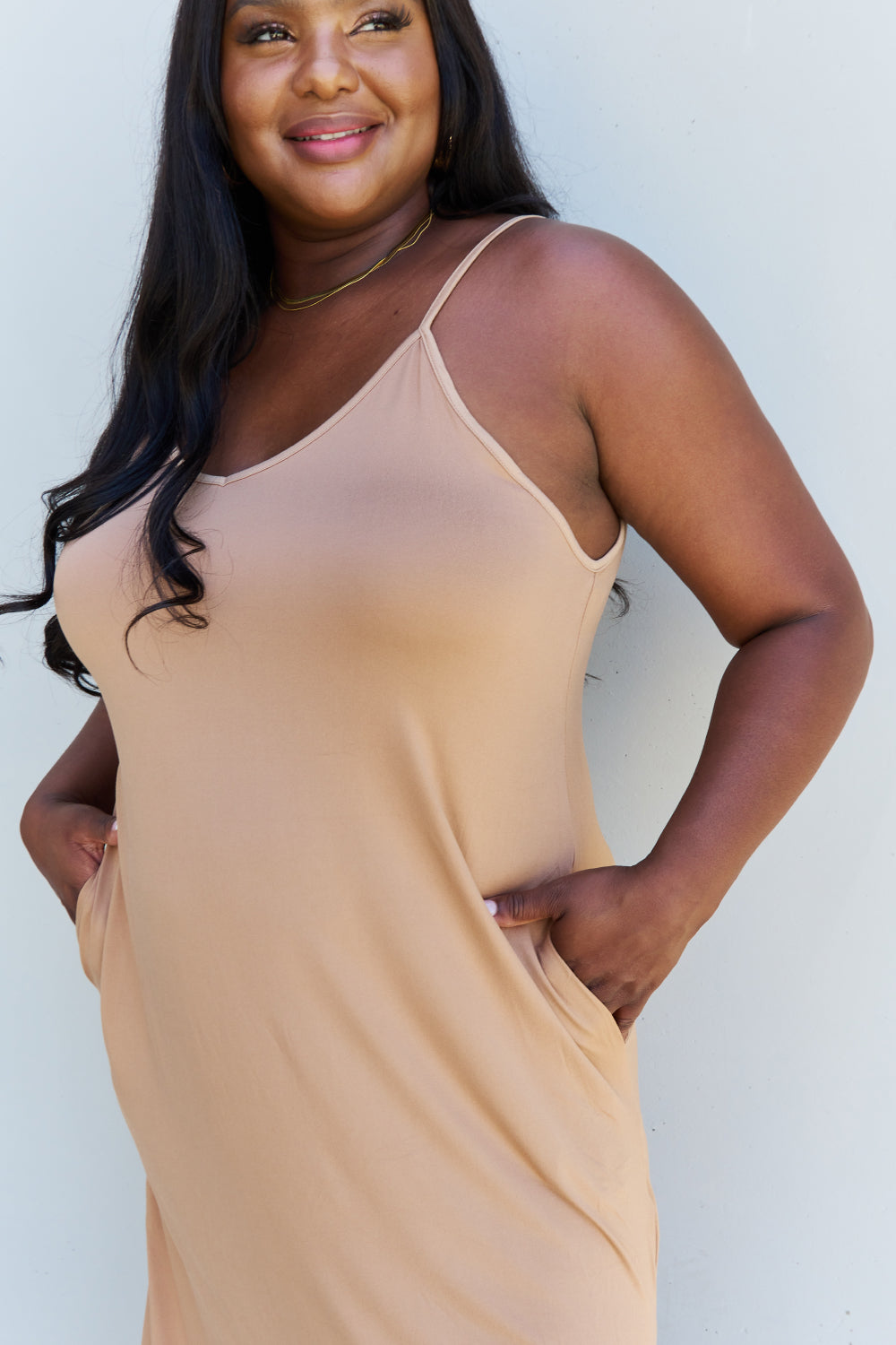 Stilla | Good Energy Full Size Cami Side Slit Maxi Kjole I Camel