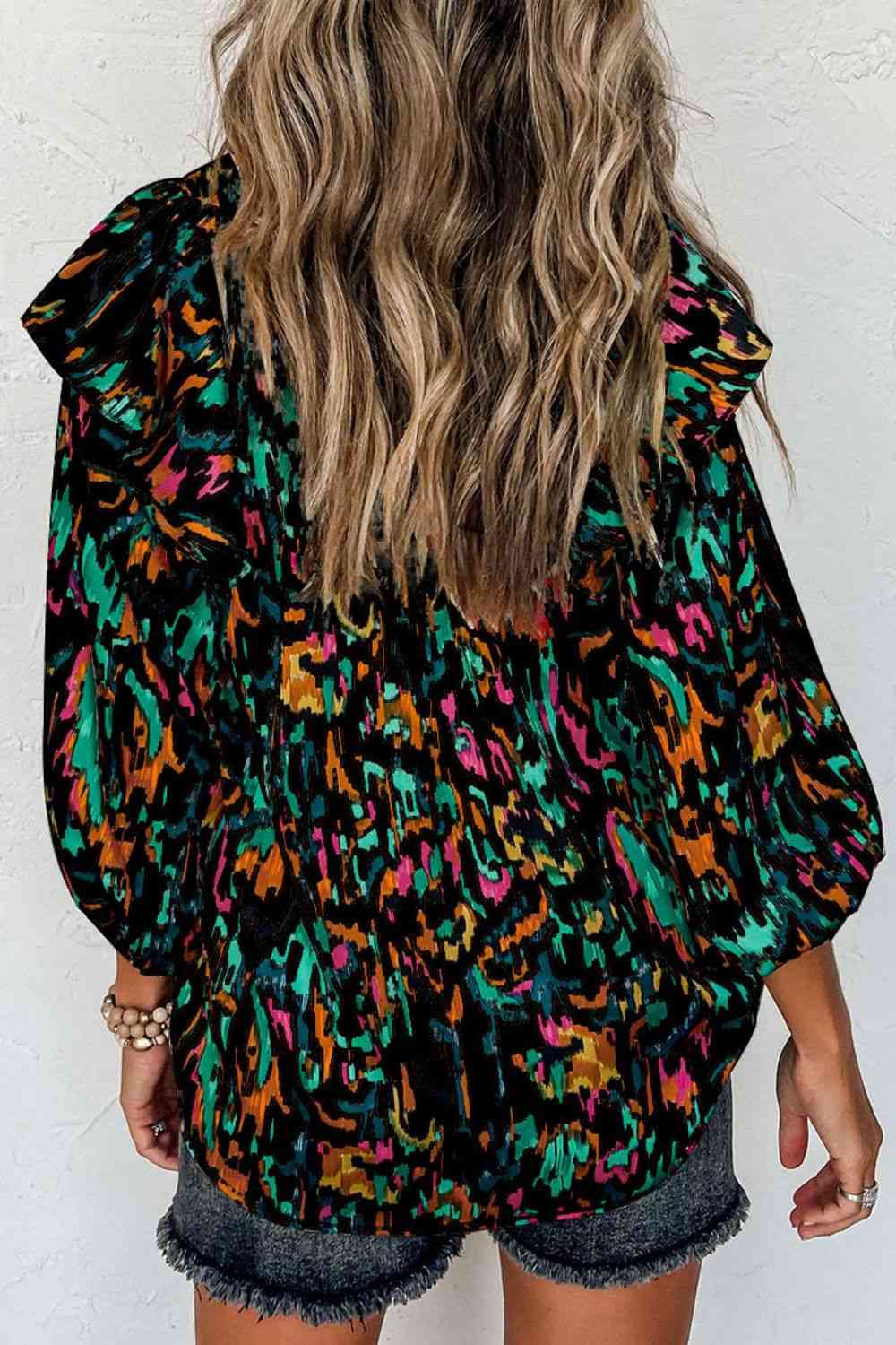 Stilla | Nochted Neck Ruffled Bluse