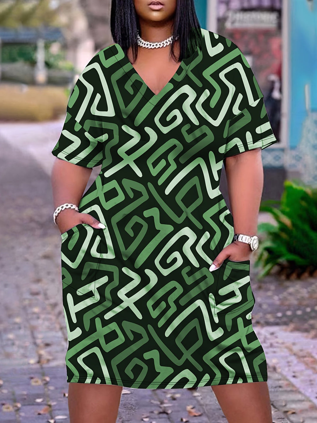Stilla | Plus Size Kjole Med Striber Og V-Hals S Og Korte Ærmer Elegant