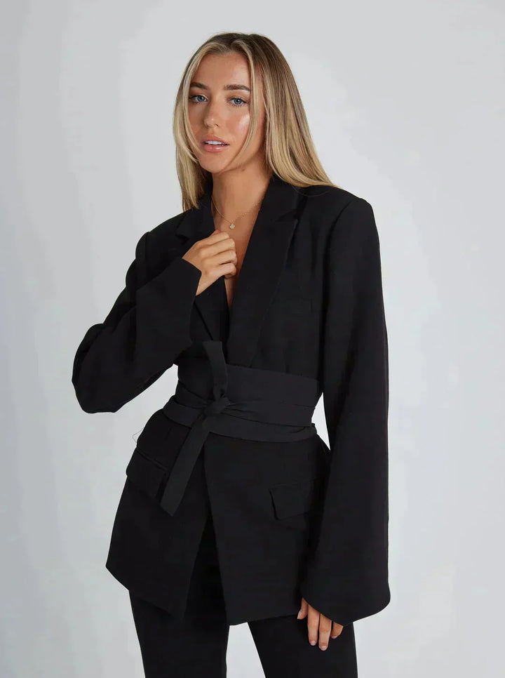 Stilla | Stilfuld blazer med bælte til en elegant silhuet