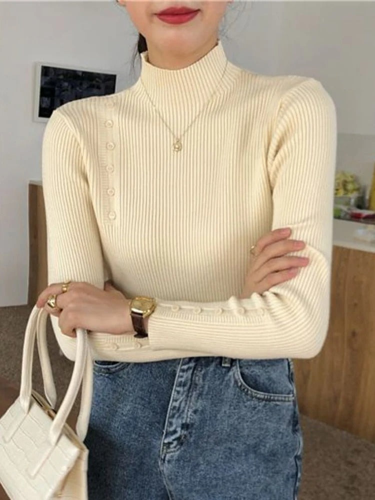 Stilla | Elegant sweater med pyntknapper og ståkrave