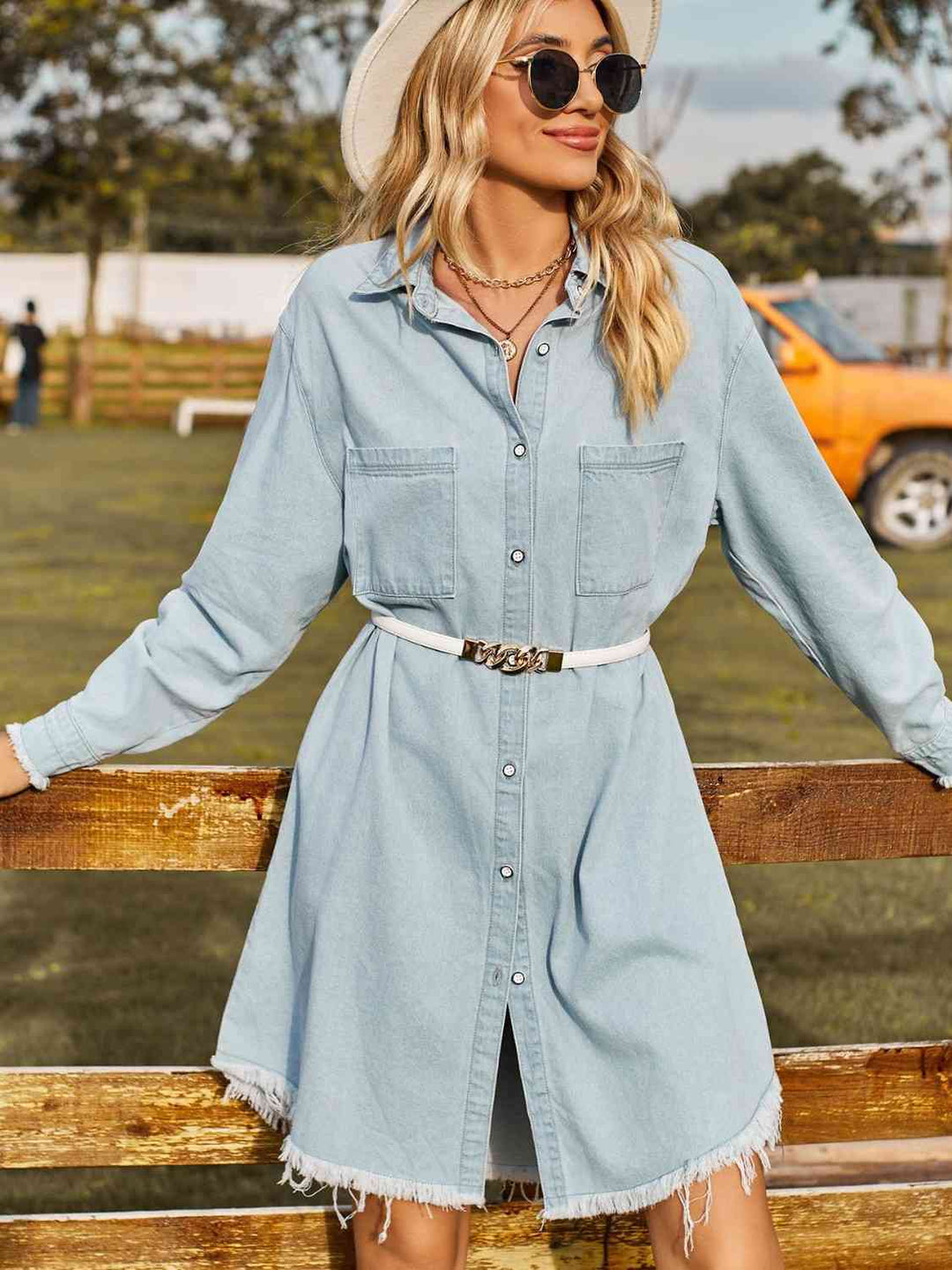Stilla | Kravehals rå kant denimkjole