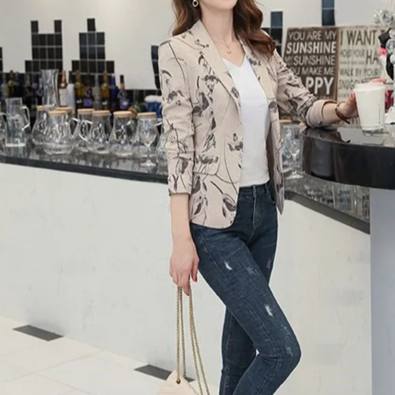 Stilla | Blazer Damers Med Blomsterdesign og Knaplukning Ved Anklen