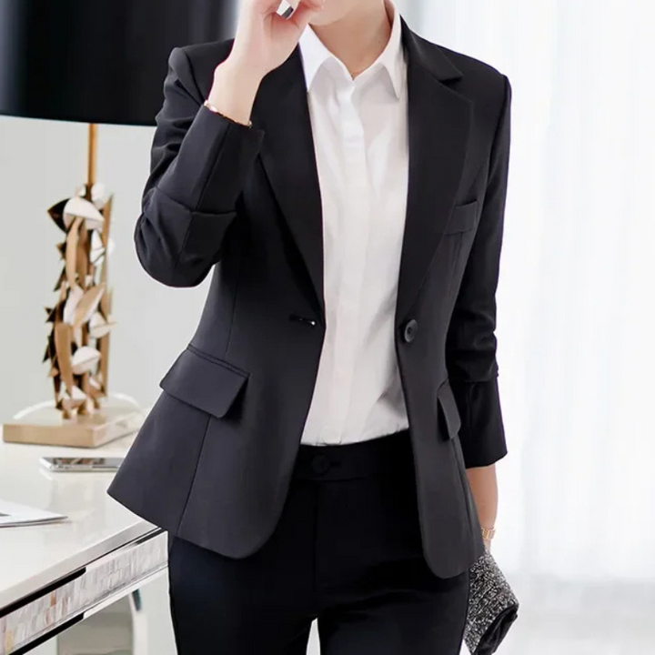 Stilla | Elegant Blazer Til Kvinder Med Knaplukning Ved Anklen