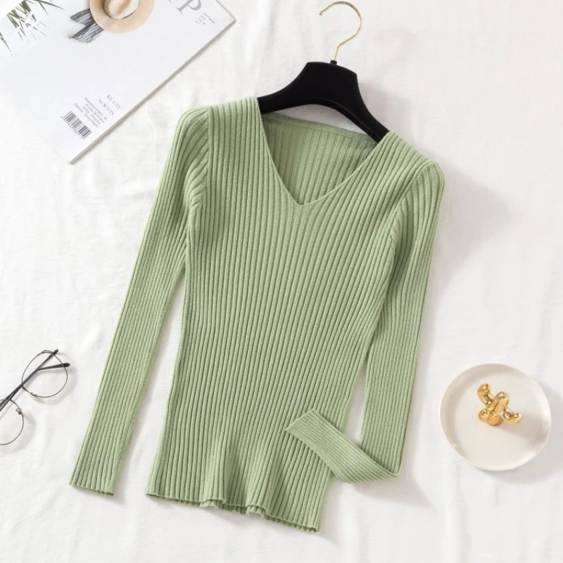 Stilla | Slim-fit-uppe med rib-v-udskæring til et smart look