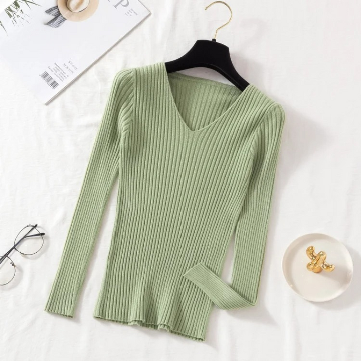 Stilla | Slim-fit-uppe med rib-v-udskæring til et smart look
