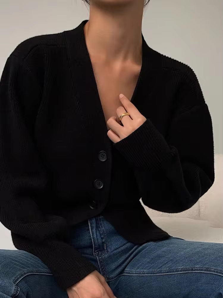 Stilla | Cozy Strikket Cardigan med V-Hals og Knaplukning