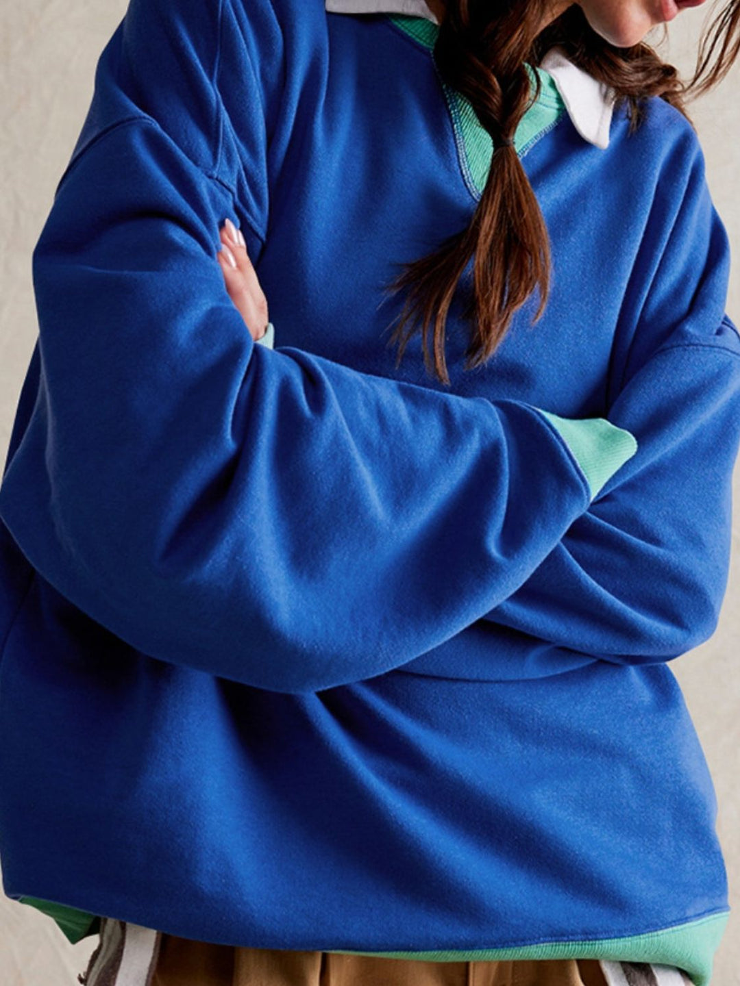Stilla | Sweatshirt Med Kontrastfarvede Lange Ærmer og Nedfaldende Skuldre