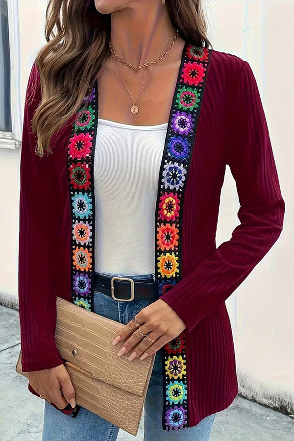 Stilla | Boho Strik Cardigan med Blomsterdetalje og Lange Ærmer