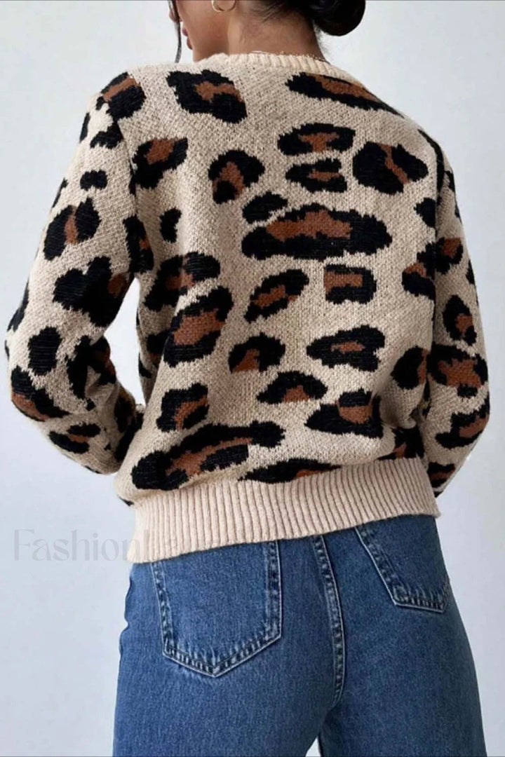 Stilla | Stilfuld Sweater med Farveblokering, Leopardprint, og Rund Halsudskæring