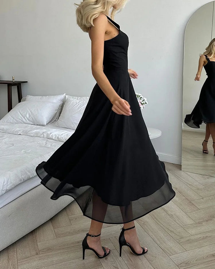 Stilla | Elegante Kjole Af Chiffon Med Firkantet Udsparing Og Ensfarvet