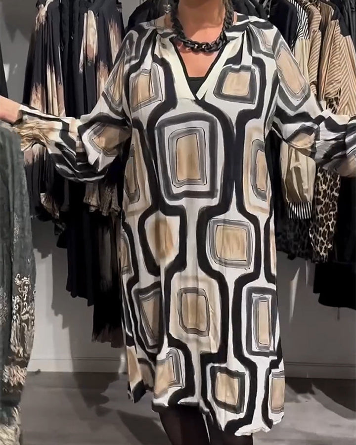 Stilla | Kjole med V-hals og Geometrisk Print