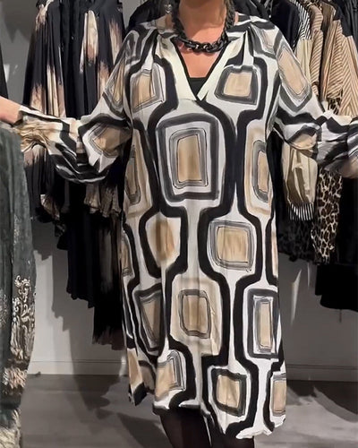Stilla | Kjole med V-hals og Geometrisk Print