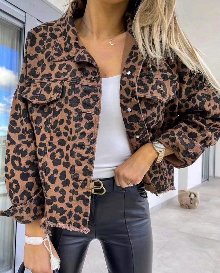 Stilla | Jeansjakke Med Rå Kant og Leopardkrave