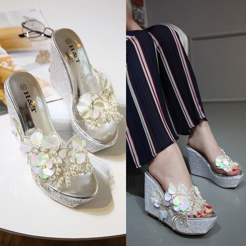 Dame Wedge-sandaler med blomstrede accenter og skinnende remdesign Stilla