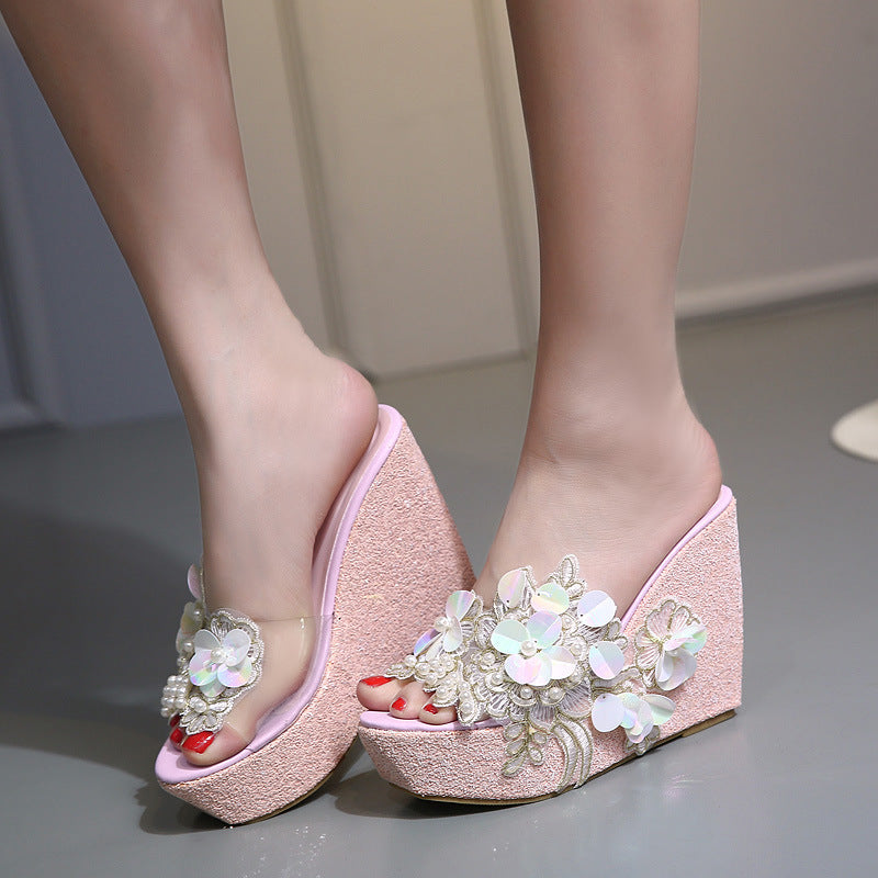 Dame Wedge-sandaler med blomstrede accenter og skinnende remdesign Stilla