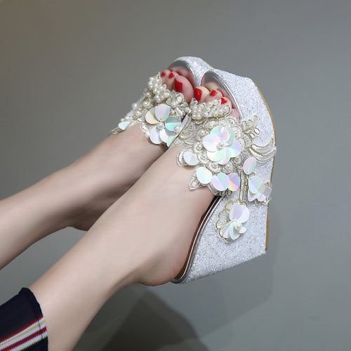 Dame Wedge-sandaler med blomstrede accenter og skinnende remdesign Stilla