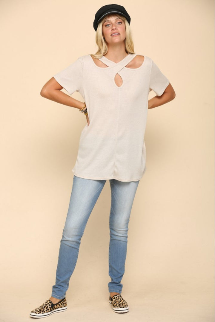 Stilla | Fuld størrelse Crisscross cutout kortærmet T-shirt