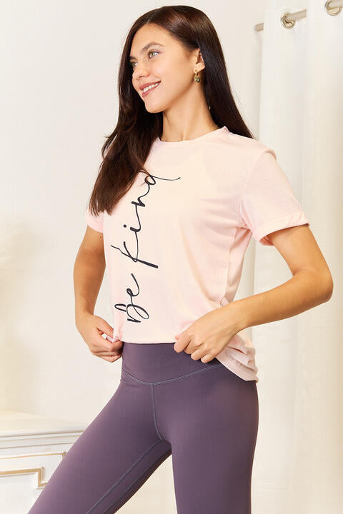 Stilla | Love Be Kind Grafisk Rund Hals T-shirt
