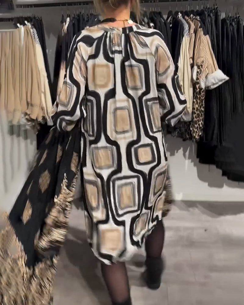 Stilla | Kjole med V-hals og Geometrisk Print