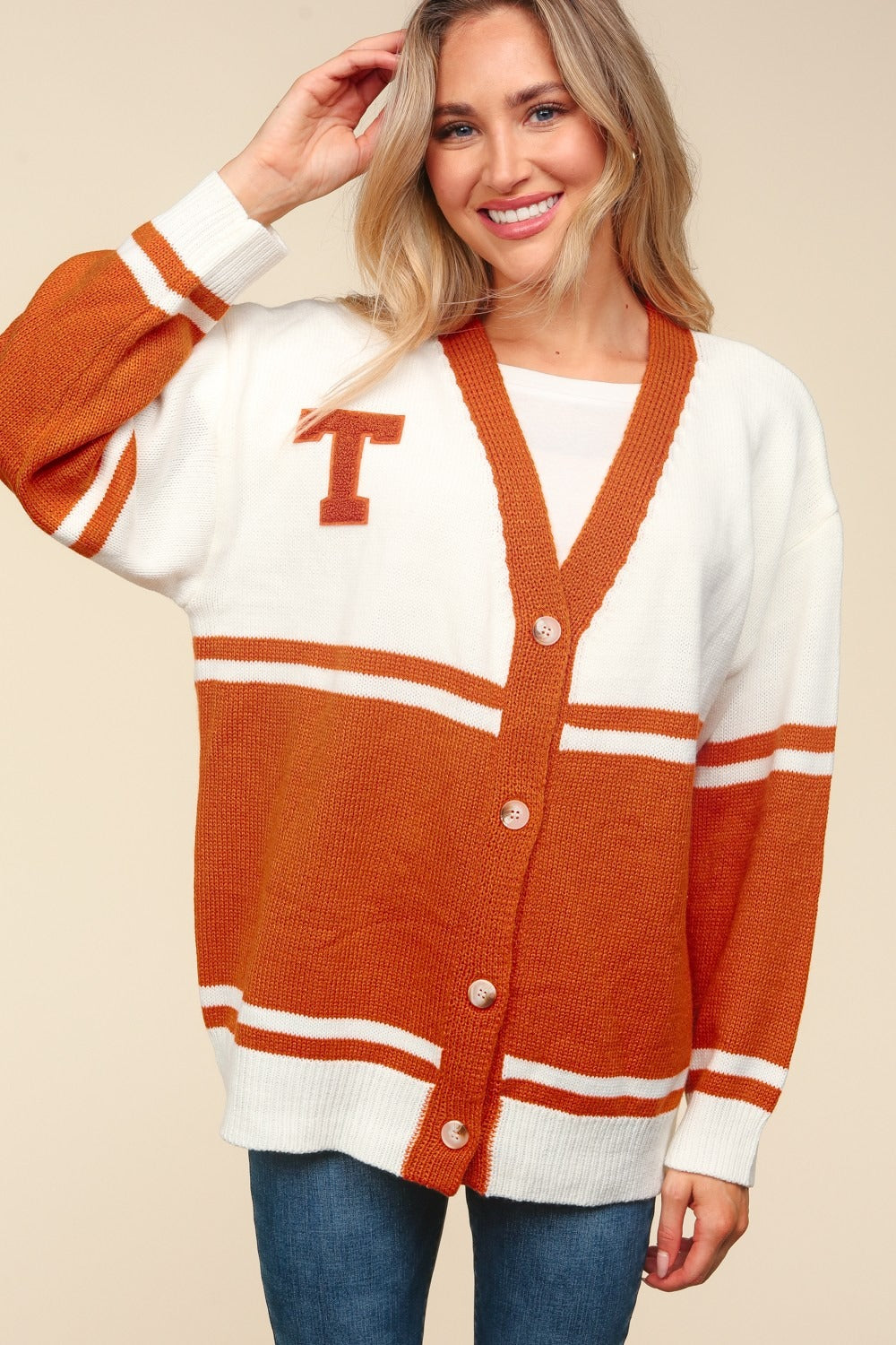 Stilla | Full Size V Hals Knappet Ned Bogstav Patch Cardigan