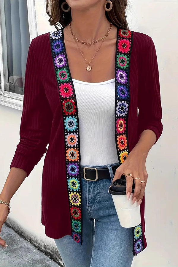 Stilla | Boho Strik Cardigan med Blomsterdetalje og Lange Ærmer