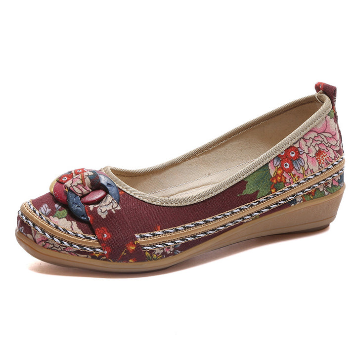 Dame nan floral tekstil-sandal med lav kilehælkile, dekorativ ringapplikation og polstret komfortfodbed Skovae