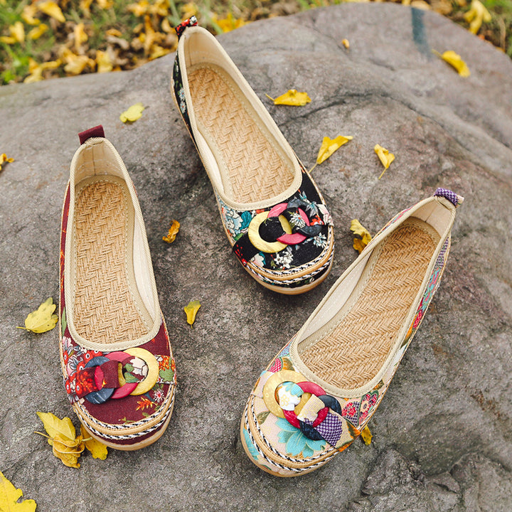 Dame nan floral tekstil-sandal med lav kilehælkile, dekorativ ringapplikation og polstret komfortfodbed Skovae