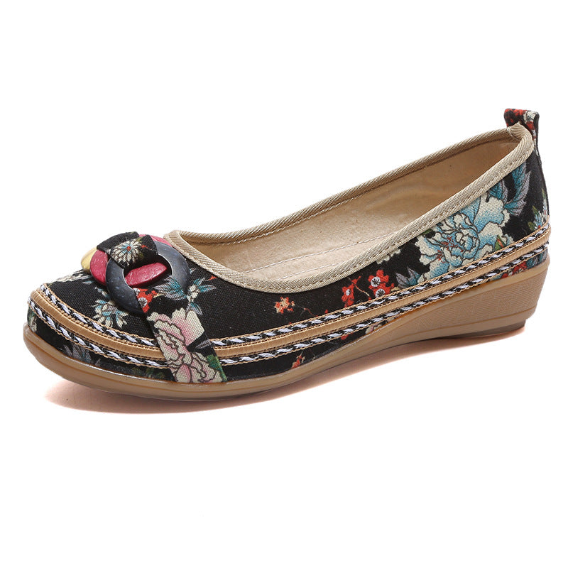 Dame nan floral tekstil-sandal med lav kilehælkile, dekorativ ringapplikation og polstret komfortfodbed Skovae