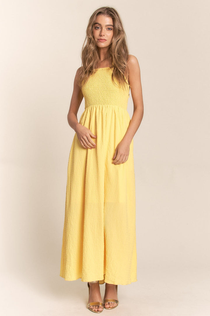 Stilla | Texture Crisscross Bagbindet Smocked Maxi Kjole