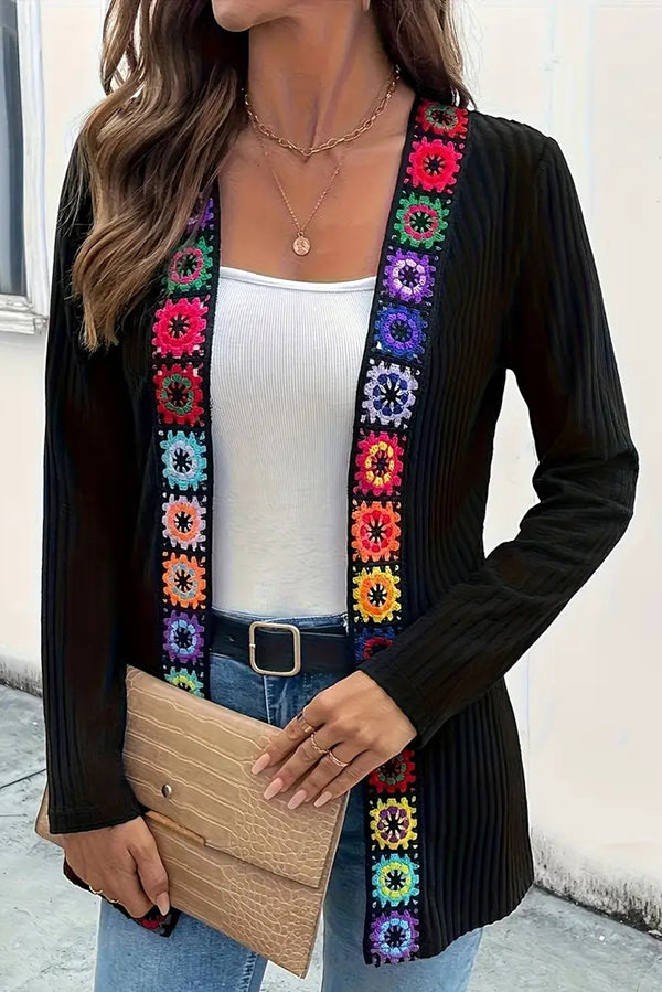 Stilla | Boho Strik Cardigan med Blomsterdetalje og Lange Ærmer