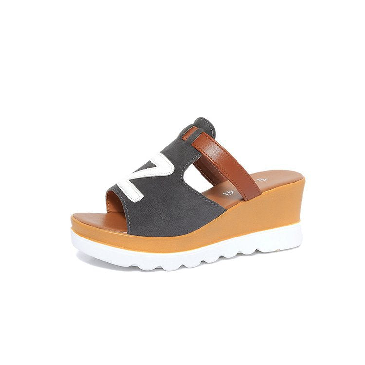 Dame nan Slip-Wedge sandal med ergonomisk bølgeløbs sål, polstret komfort fodseng og dekorativ logoapplikation Skovae