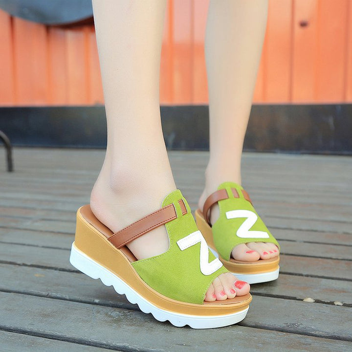 Dame nan Slip-Wedge sandal med ergonomisk bølgeløbs sål, polstret komfort fodseng og dekorativ logoapplikation Skovae