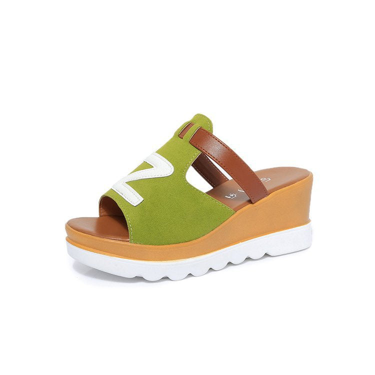 Dame nan Slip-Wedge sandal med ergonomisk bølgeløbs sål, polstret komfort fodseng og dekorativ logoapplikation Skovae