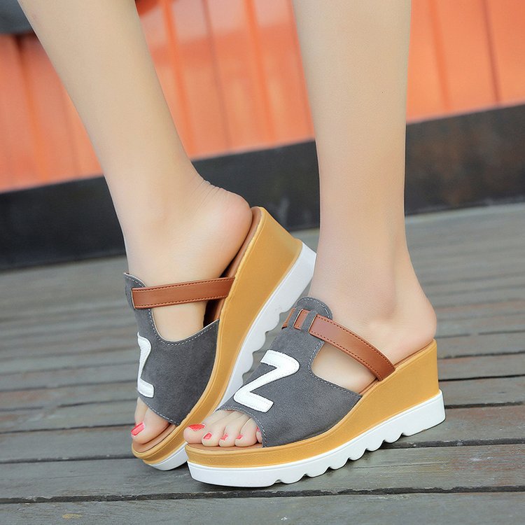 Dame nan Slip-Wedge sandal med ergonomisk bølgeløbs sål, polstret komfort fodseng og dekorativ logoapplikation Skovae