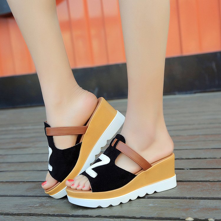 Dame nan Slip-Wedge sandal med ergonomisk bølgeløbs sål, polstret komfort fodseng og dekorativ logoapplikation Skovae