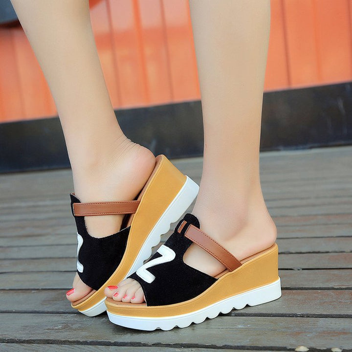 Dame nan Slip-Wedge sandal med ergonomisk bølgeløbs sål, polstret komfort fodseng og dekorativ logoapplikation Skovae