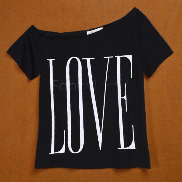 Kvinders Off-Shoulder T-Shirt med stort bogstaver Stilla